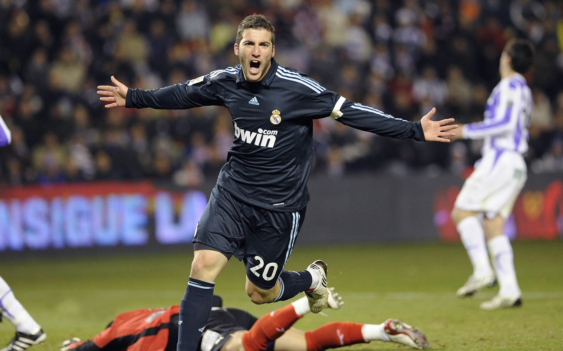 场上斗智：教练临场应变与战术调整解析，教练临场指挥些什么