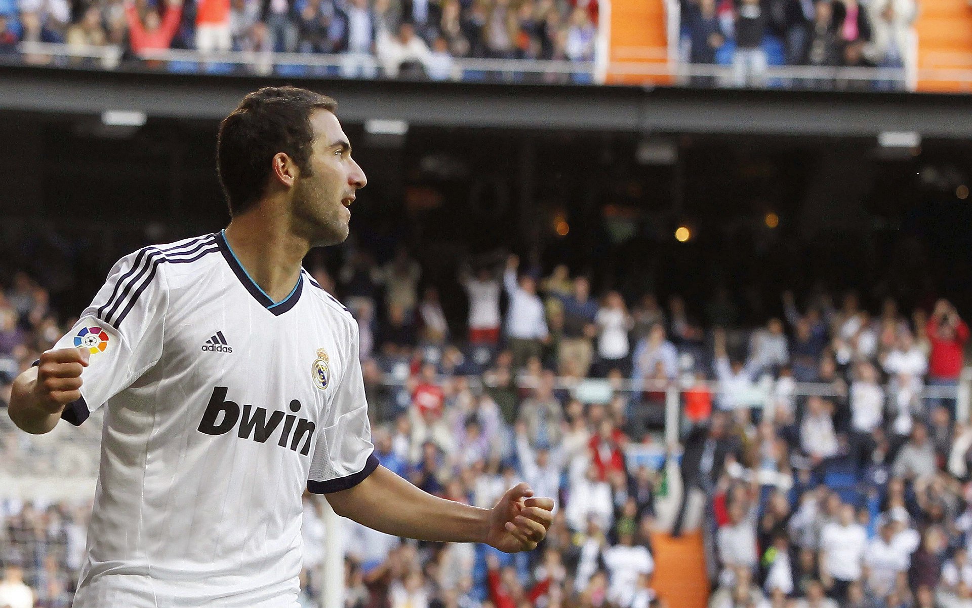 德甲:拜仁5-1狂胜汉堡,莱万梅开二度,拜仁10分领跑德甲